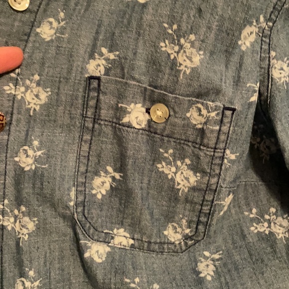 Women’s button down. - Picture 3 of 4
